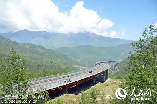 雅西高速公路:干海子特大桥如巨龙盘旋拖乌山(2016.5.12)9版