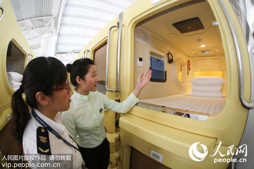 青岛机场检验检疫局工作人员对“睡机场”航站楼太空舱进行卫生监督检查。