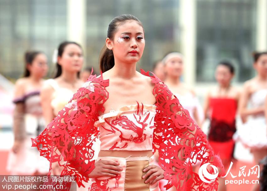 安徽亳州幼师学生举行“环保时装秀”