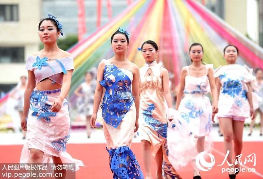 安徽亳州幼师学生举行环保时装秀
