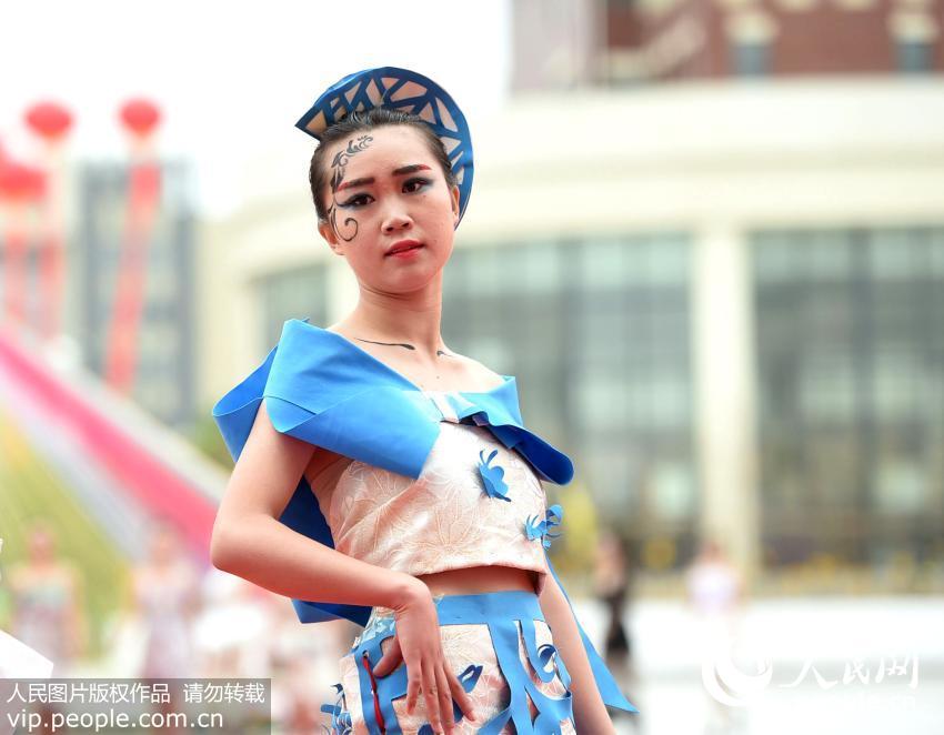 安徽亳州幼师学生举行环保时装秀