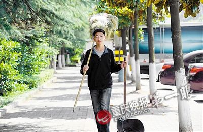 一到周末，张杰就会来到父亲工作的环卫站，拿起清扫工具帮父亲扫街。