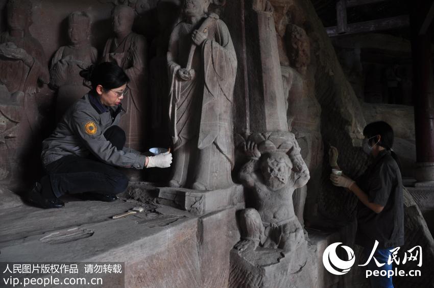 2016年4月11日，陈卉丽（前）正在对分散在各个乡镇的文物实施修复。（受访者供图）