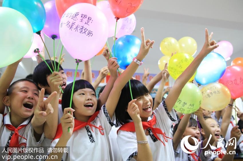 �ӱ�ʡƽ��������Сѧ��֯��չ���ŷ�����ӭ��һ����������ǰ�д��Ը��������Ĳ�ɫ����������գ�������ֵ�����Ͷ�δ���������㽡� ������ͼƬ��