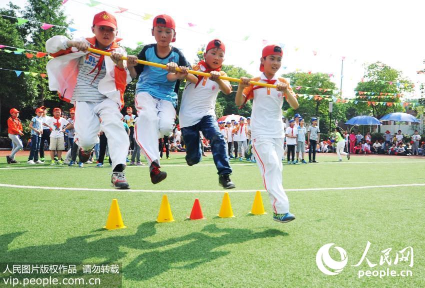 ����ʡ�Ϸ��а���������СѧȫУʦ�����ҳ���У԰��Ϸ��20�������ɻ��õ�Ȥζ������Ϸ�У������˶��Ŀ��֣�������һ�����ʶ�ͯ�ڡ�������/����ͼƬ��