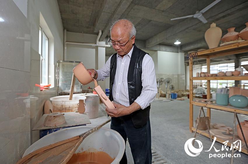 今年恰逢徐朝兴从业六十周年，他将带领徒子徒孙在中国美术馆举办一次六十周年的大展。最近他也正在加班加点制作自己的展品。