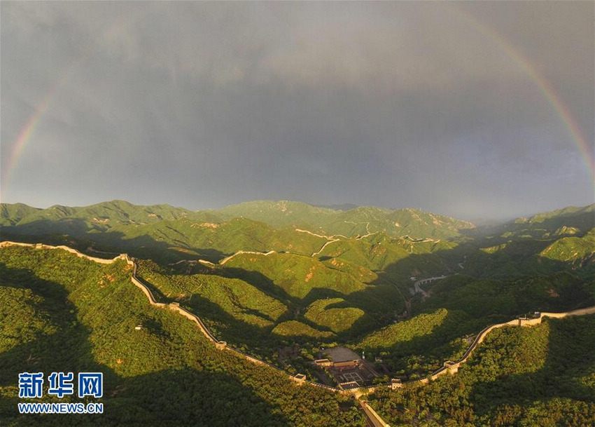北京八达岭长城雨后现彩虹