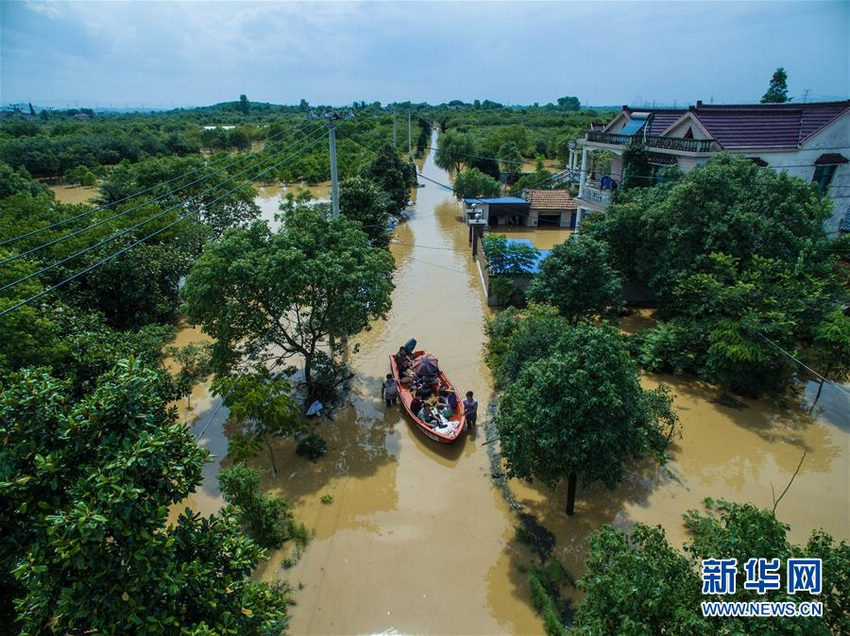 浙江湖州遭遇暴雨 多地被水围困