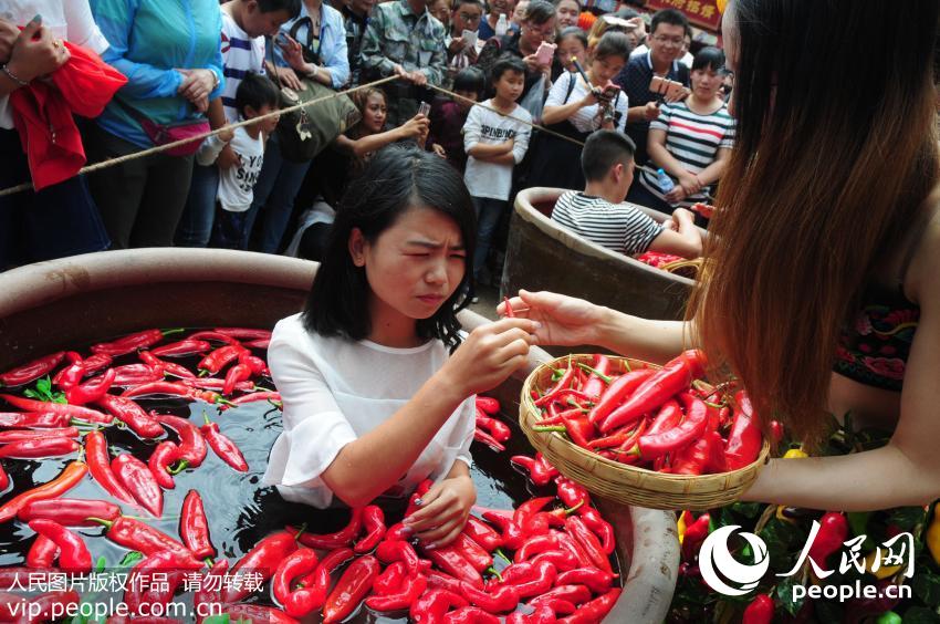 云南丽江:游客全身泡进辣椒缸比赛吃辣