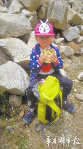 雯雯坐在路边吃馍馍。