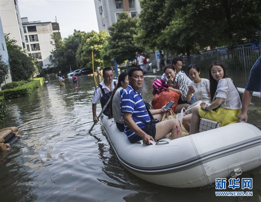7月7日，抢险人员在转移武汉南湖风华天城小区的被困群众。