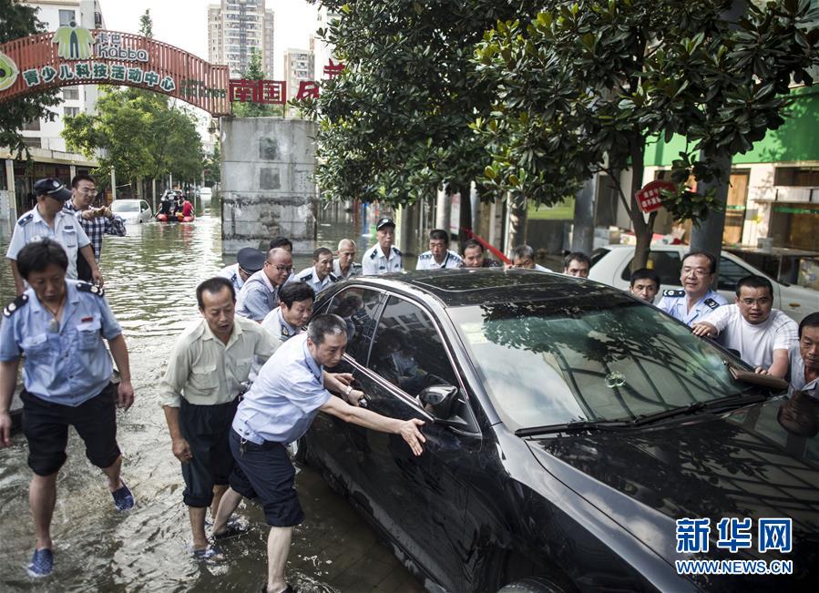 7月7日，抢险人员在转移武汉南湖风华天城小区的车辆。