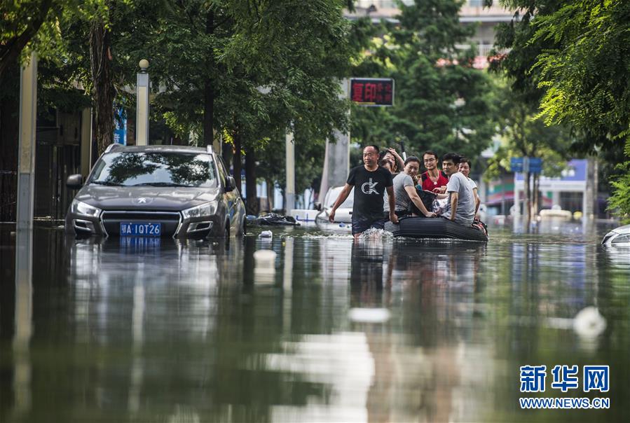 7月7日，抢险人员在转移武汉南湖风华天城小区的被困群众。