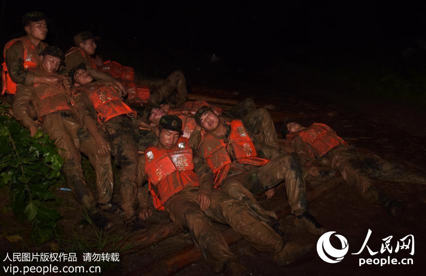 �侯�����ܶӵڶ�֧�ӹٱ��ڰ���ʡ®���ذ�ɽ��������ͬ���׵�ľ׮��˯���ˡ�