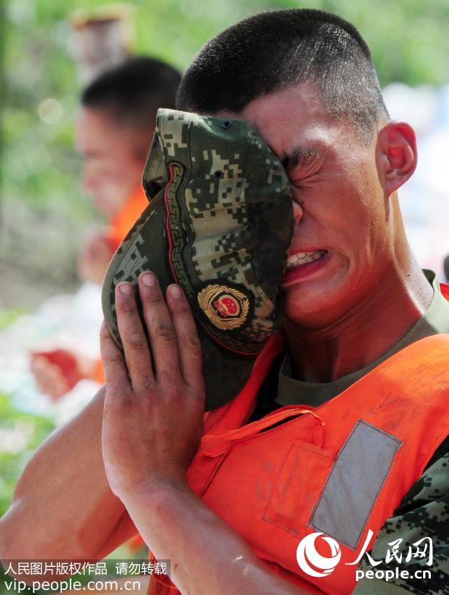 �侯�����ܶӾŽ�֧�ӵ��侯�ٱ��ڳ����Ž��εĽ����޵̰�����ʱ��ñ�Ӳ�����