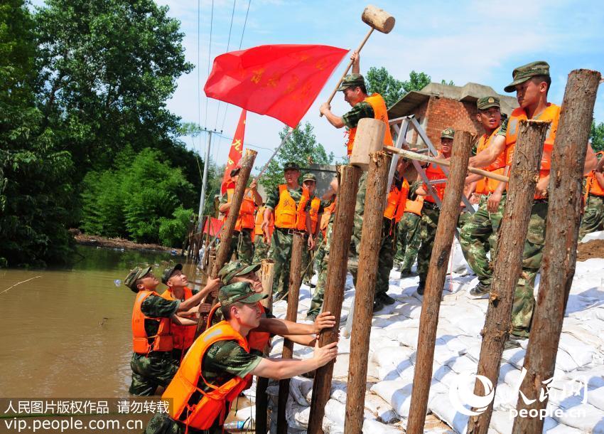 �侯�����ܶӾŽ�֧�ӵ��侯�ٱ��ڳ����Ž��εĽ����޵̰��Ͻ��д�׮�ӹ̡�