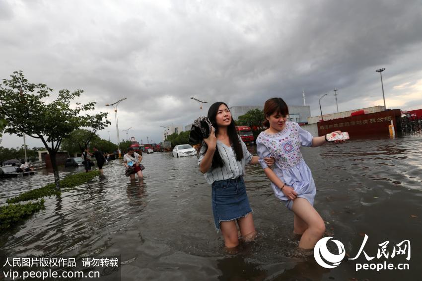 暴雨袭击江苏南通 多个路段严重积水