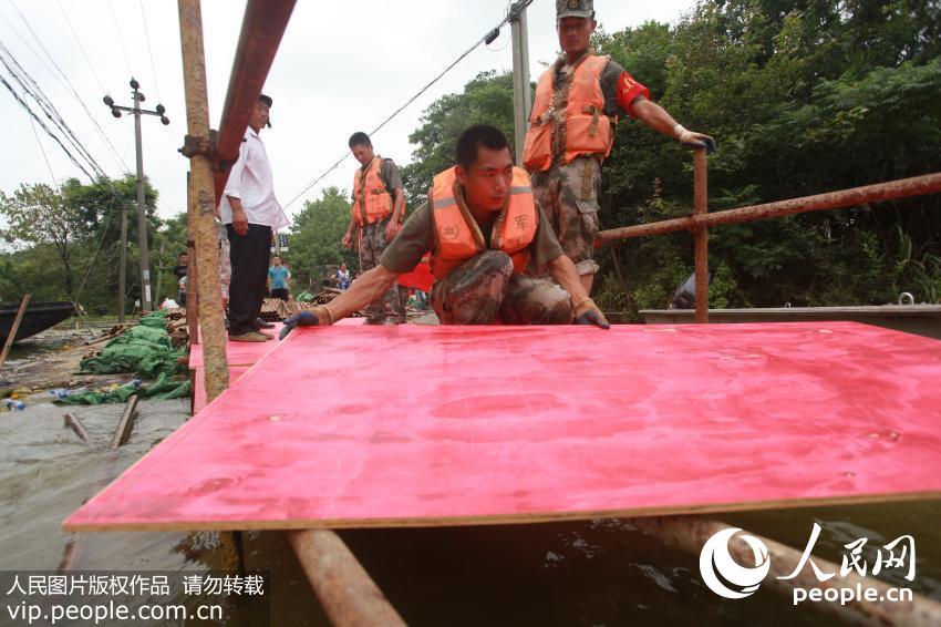 江西湖口：群众出行严重受阻 战士搭建简易桥