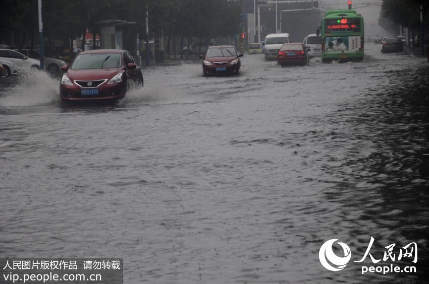山东滨州降暴雨 城市部分地段内涝