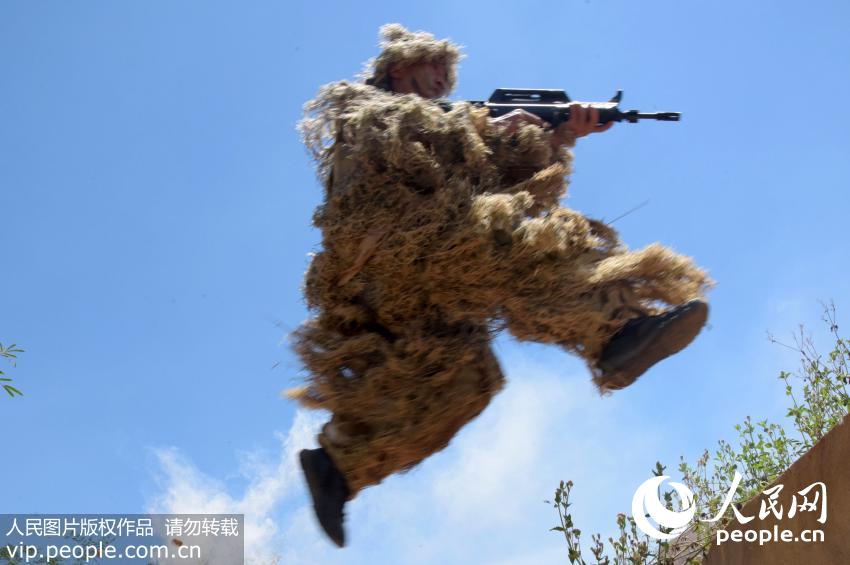 7月28日，武警狙击“搭档”在野外进行快速转移训练。