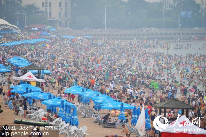 青岛海水浴场游客爆棚 人满为患如同“下饺子”--图说中国--人民网