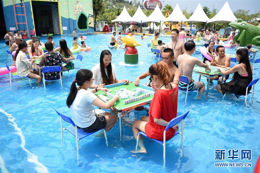 重庆市民水中打麻将消暑
