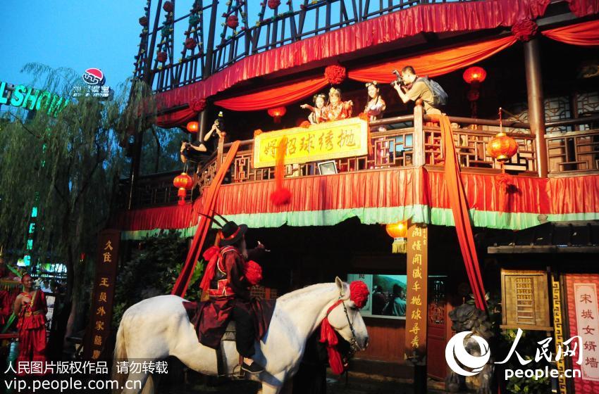 高清:杭州花甲老人补办中式婚礼 上演暖心告白