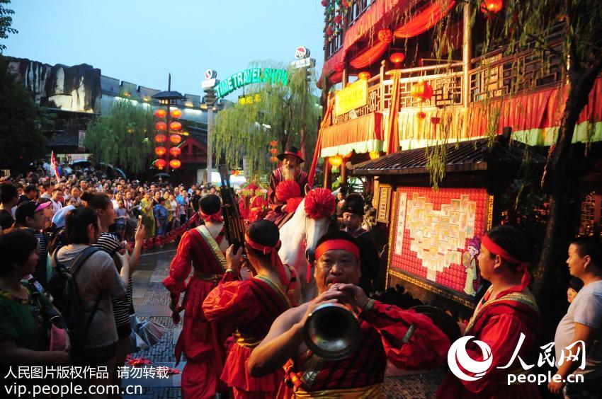 高清:杭州花甲老人补办中式婚礼 上演暖心告白