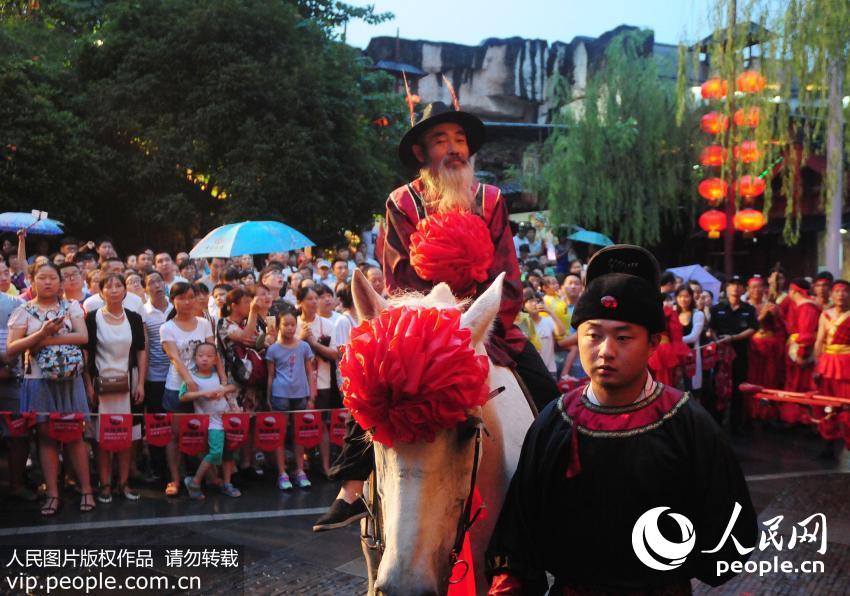 高清:杭州花甲老人补办中式婚礼 上演暖心告白