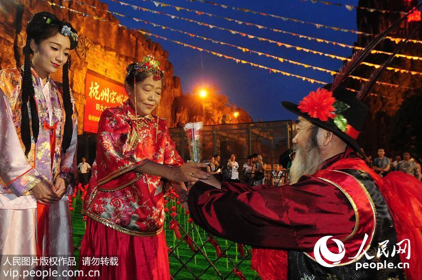 高清:杭州花甲老人补办中式婚礼 上演暖心告白