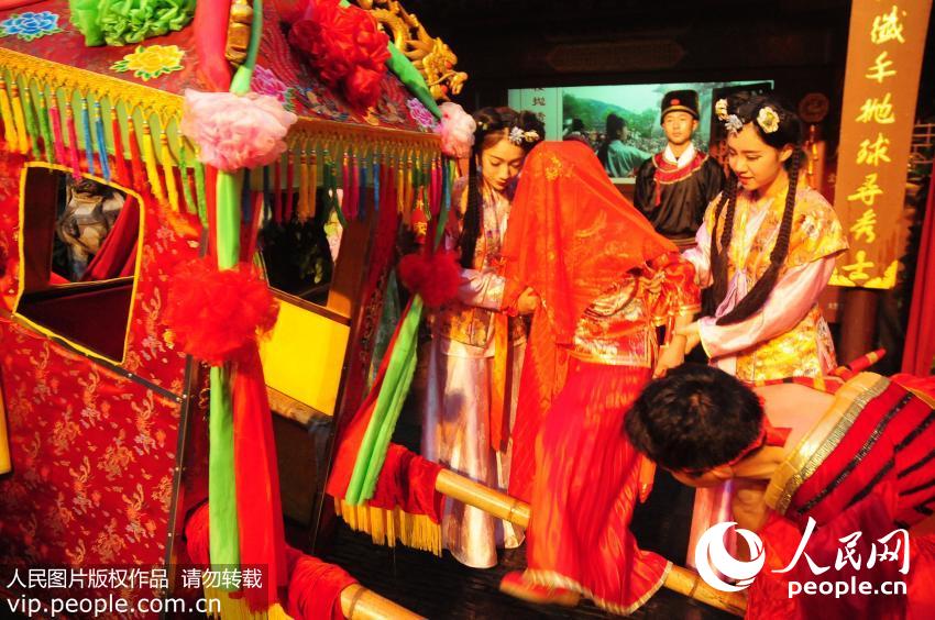 高清:杭州花甲老人补办中式婚礼 上演暖心告白