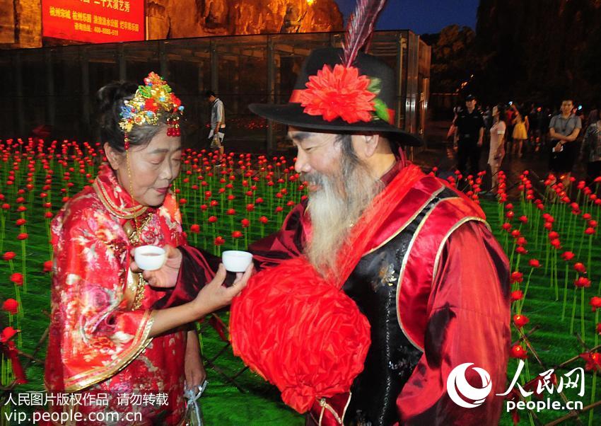 高清:杭州花甲老人补办中式婚礼 上演暖心告白