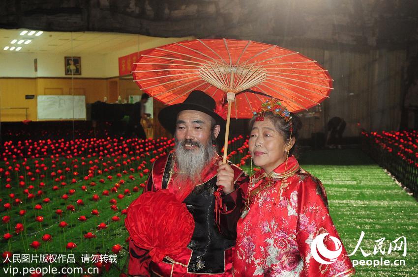 高清:杭州花甲老人补办中式婚礼 上演暖心告白