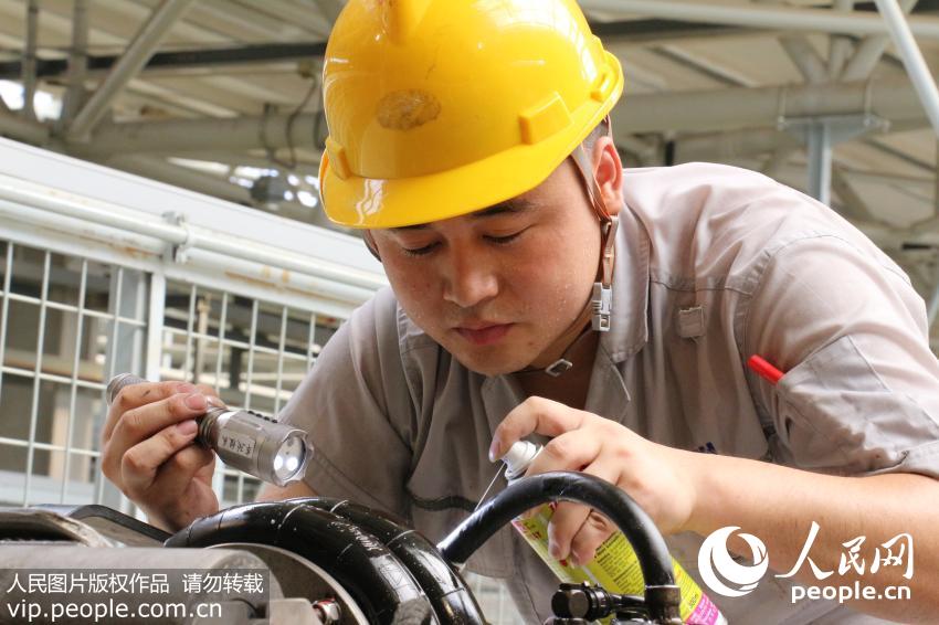 רע�Ķ������еʦ���ڼ�鳵���ܵ繭���������ң�����ĺ�ˮ��ʪ�����ң�����������ʪ����