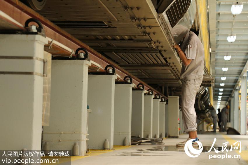 ��ҵ��Ա��������鳵��ȹ������ɨ�����豸��