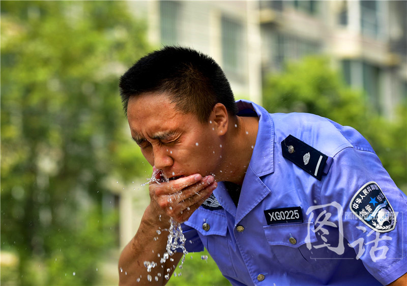 辛苦了!35℃高温下的室外工作者【5】