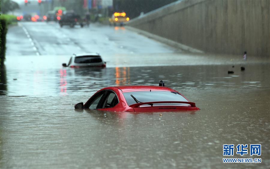 8月18日，小汽车在海口丘海大道海瑞桥下被淹。
