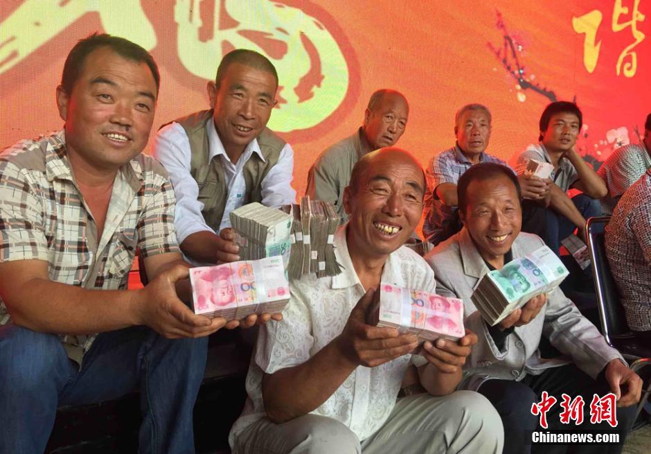 �߹�ʤ���ܣ�ũ���ò��κ��ģ�ֻҪ�����������Ϳ��ԣ����ۺͷ���ȫ���ɹ�˾�е�������������ũ���ĵ��ǡ�����������ֲ��ľ��300��Ķ����Ҫ����ɼΪ��������ɽ�������ɹš��½��ȵأ���Ҫ����԰���̻��ȡ�������ľ�г��۸��ȶ���Ϊ�˽��ͷ��գ����������߹�ʤ��һĶ50Ԫ��Ǯ��תɽ��35000Ķ����Ϊ��˾����ľ���أ�������ũ�������ջص���ľ���Ե���ľ���ء�ͼΪ�쵽�ֺ�Ĵ���������һ�����졣