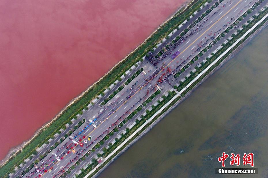山西运城盐湖呈红绿相间景观