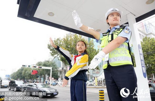 陕西渭南:小学生志愿者走上岗台 体验交通(201