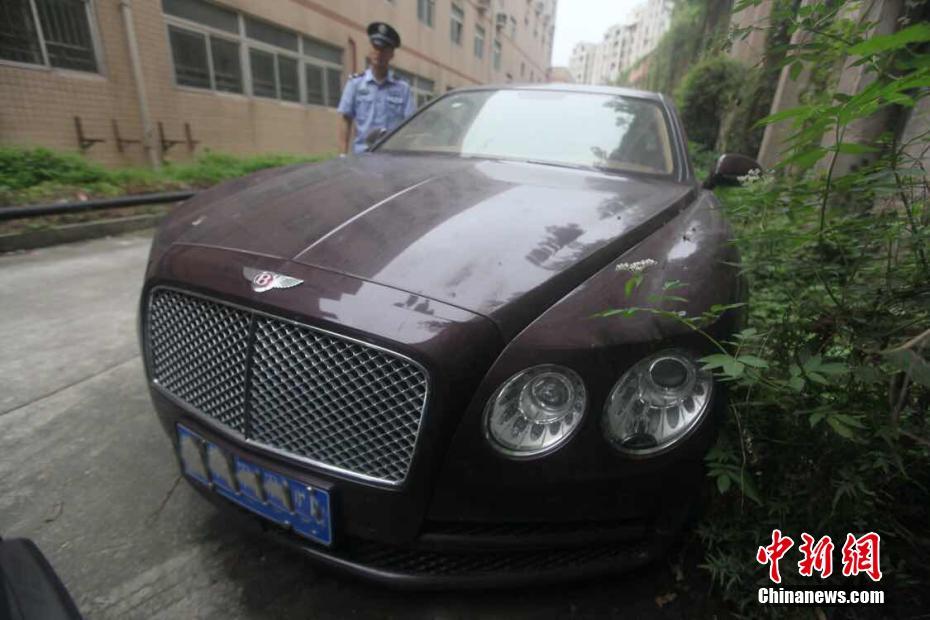 重庆警方展示追赃挽损成果 现场现金堆砌如小山【5】