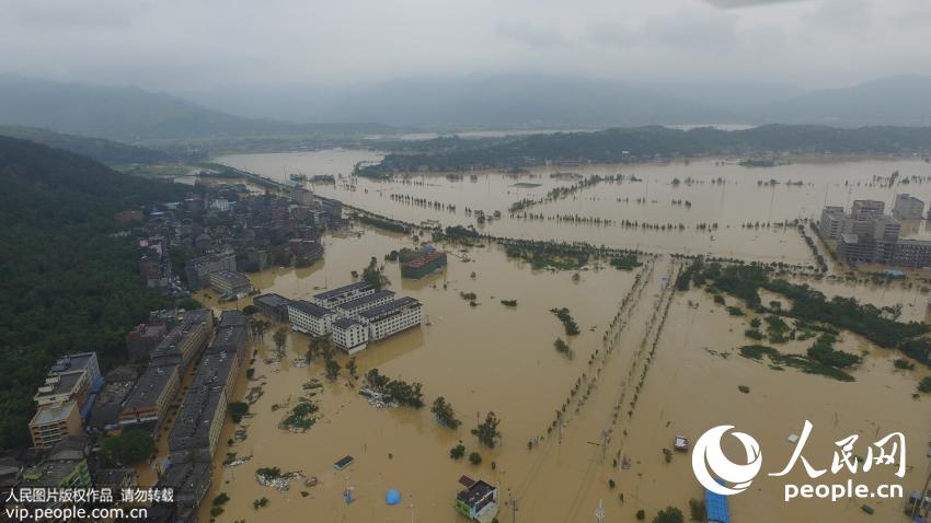 9月29日,浙江省温州市平阳县水头镇水满为患,民房积水达到两三米,全镇