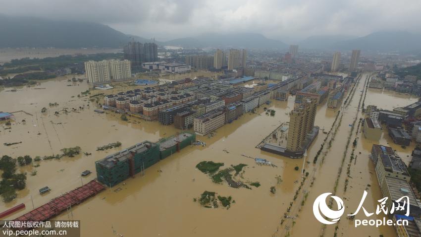 9月29日,浙江省温州市平阳县水头镇水满为患,民房积水达到两三米,全镇