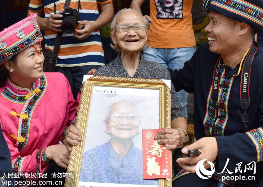 广西罗城仫佬族自治县龙岸镇龙岸社区平安街,当地摄影家协会开展"用