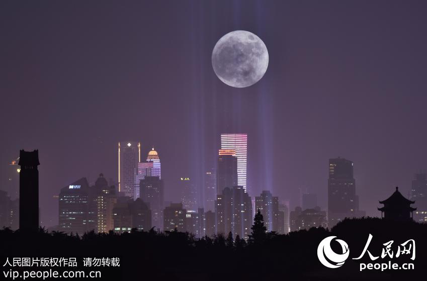 11月14日，在南京拍摄的“超级月亮”（二次曝光）。（孙忠南/人民图片）