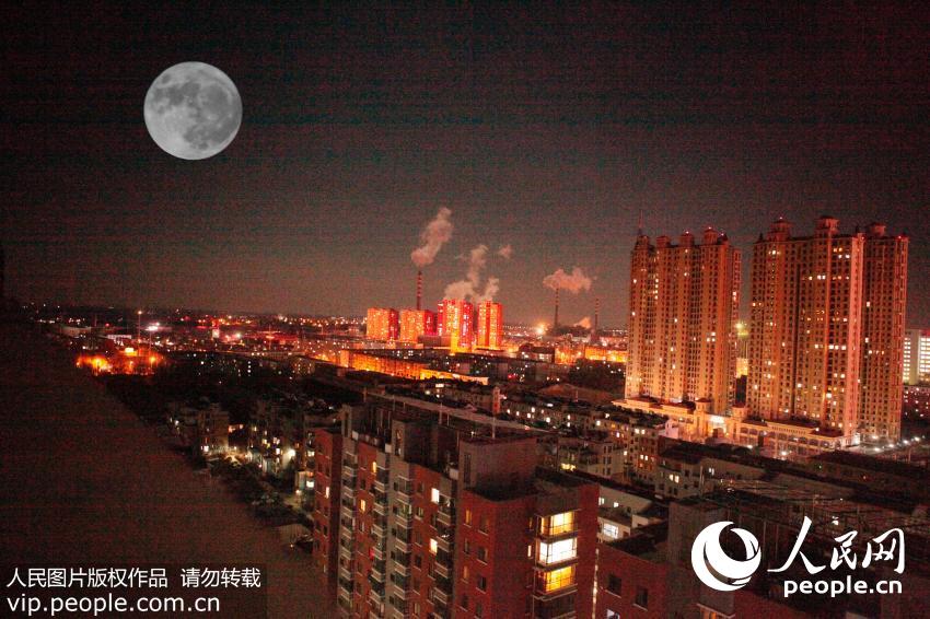 11月14日，内蒙古通辽市拍摄的“超级月亮”如明珠镶嵌夜空。（宫文波/人民图片）