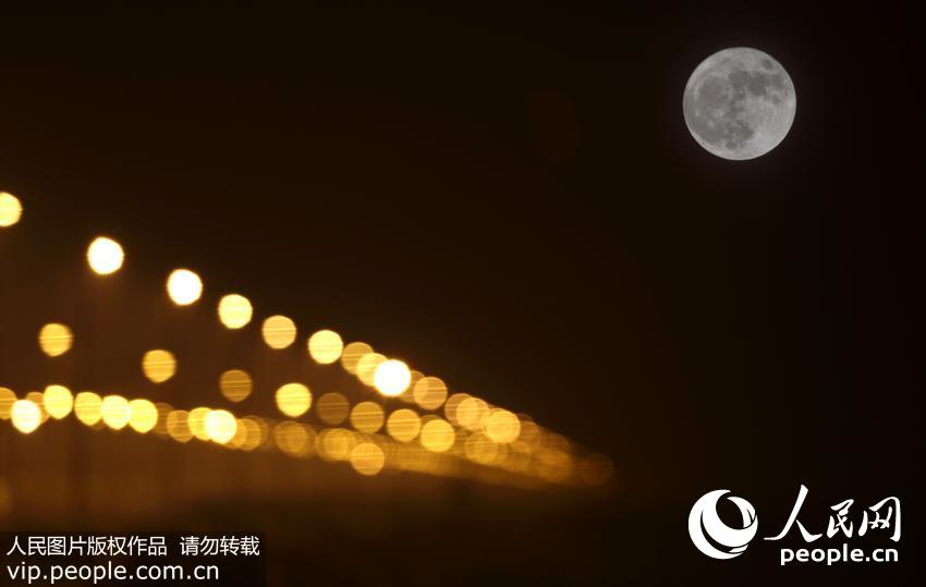 11月14日晚，在江苏连云港拍摄的“超级月亮”（多次曝光拍摄）。（王健民/人民图片）