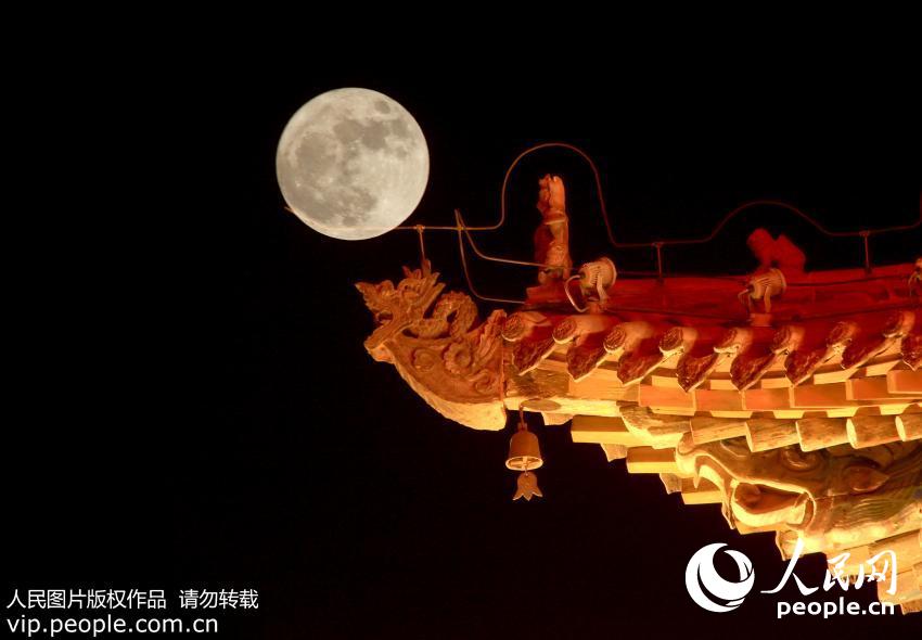 11月14日晚，一轮明月高挂在甘肃张掖鼓楼上空。（陈礼/人民图片）