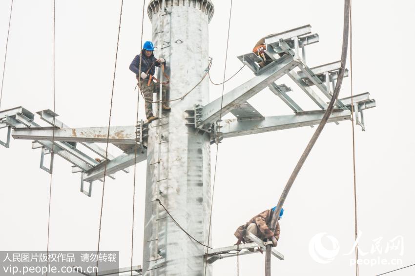 11��22�գ����շ��ع��繫˾�罨����˾ʩ����Աðѩ�ڳ�����110ǧ����ѹ���������ʩ����ҵ�������ٹ�/����ͼƬ��