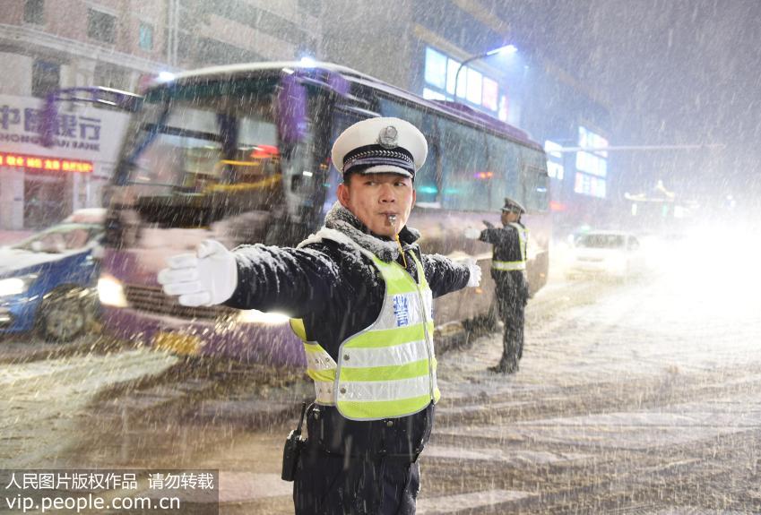 11��22�գ�����ʡ�����й����ֽ���֧���񾯷�ѩ��ָ���赼��ͨ����������/����ͼƬ��